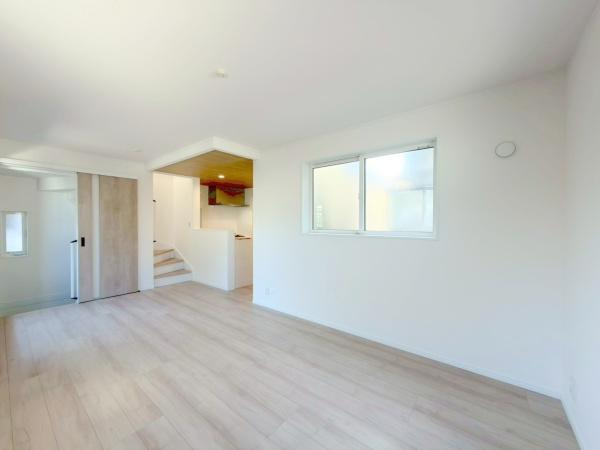 横浜市西区霞ケ丘の新築一戸建の居間・リビング|リビングで子供が走ってる姿を見ながら、大きなソファやダイニングテーブルでゆったり食事をしたりくつろぎたい。そんな夢が叶えられる空間です！