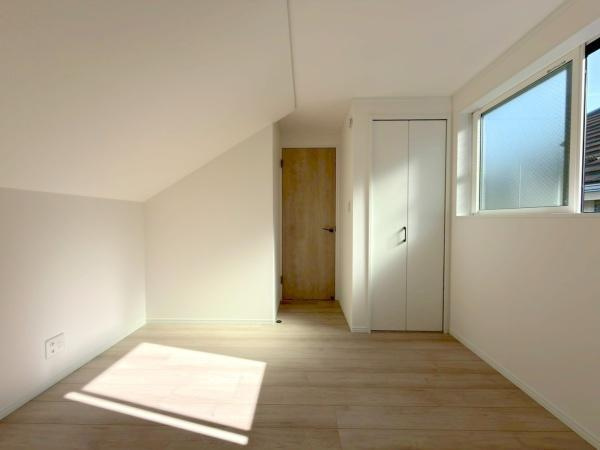 横浜市西区霞ケ丘の新築一戸建の洋室| 「自然の光が迎える、心地よい暮らし」寝室におすすめです。