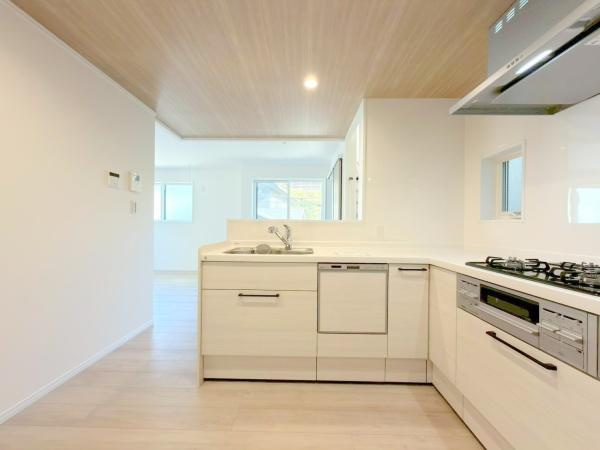 横浜市西区霞ケ丘の新築一戸建のキッチン|毎日使うキッチンだからこそ、食事の準備を楽しい時間に、忙しい時でもスムーズに無駄なく作業できる、お手入れも簡単にできるなど、毎日を楽しくするキッチンスペースに仕上げました。
