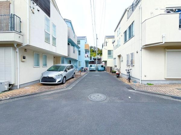 横浜市鶴見区駒岡１丁目の中古一戸建の前面道路含む現地写真