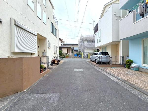 横浜市鶴見区駒岡１丁目の中古一戸建の前面道路含む現地写真