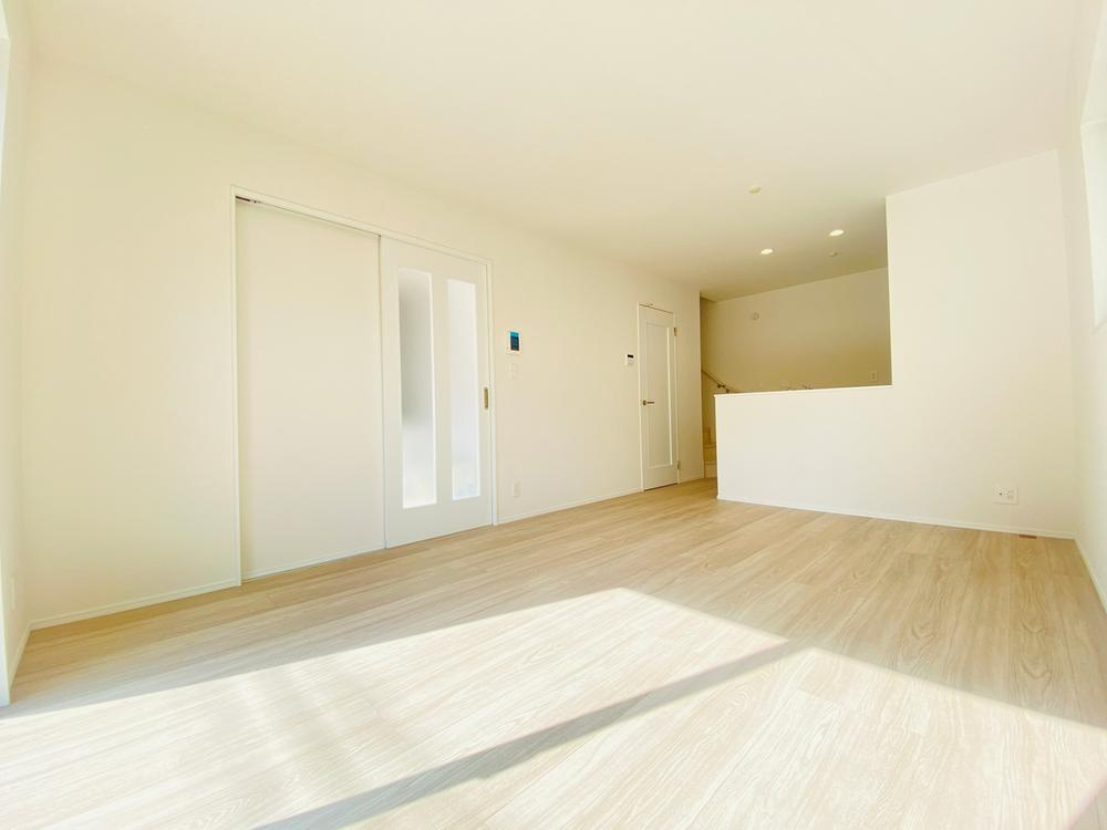 【Heartfull Town】小平鈴木町１丁目447番の居間・リビング|家族が自然と集まるくつろぎ空間。開放感たっぷりで、家具の配置も自由自在。ゆとりある毎日を叶えます。