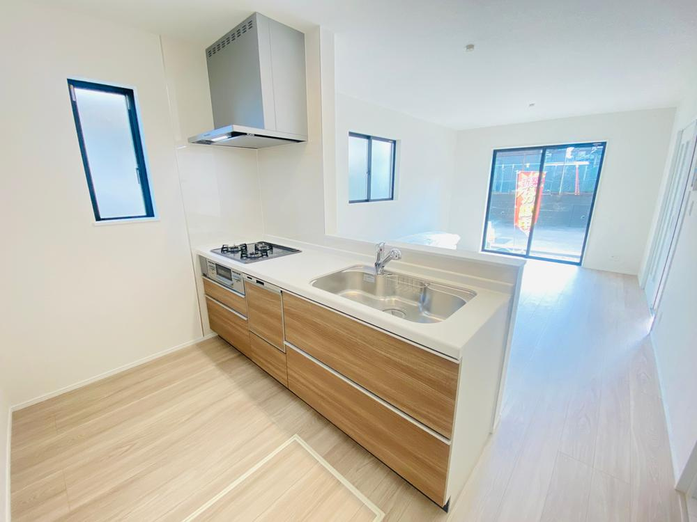 【Heartfull Town】小平鈴木町１丁目447番のキッチン|忙しい毎日の家事をサポートしてくれる食洗機付きのシステムキッチンを採用！
食後の片付けもボタンひとつでラクラク、家族との時間をゆっくり過ごせます。