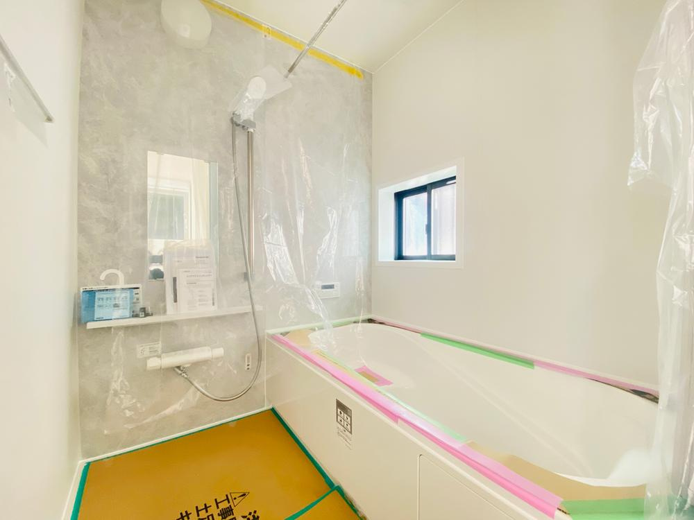 【Heartfull Town】小平鈴木町１丁目447番の浴室|三面鏡の洗面化粧台は鏡の裏に化粧品やドライヤーを収納することができます。洗面所周りが綺麗に保つことが出来ます！