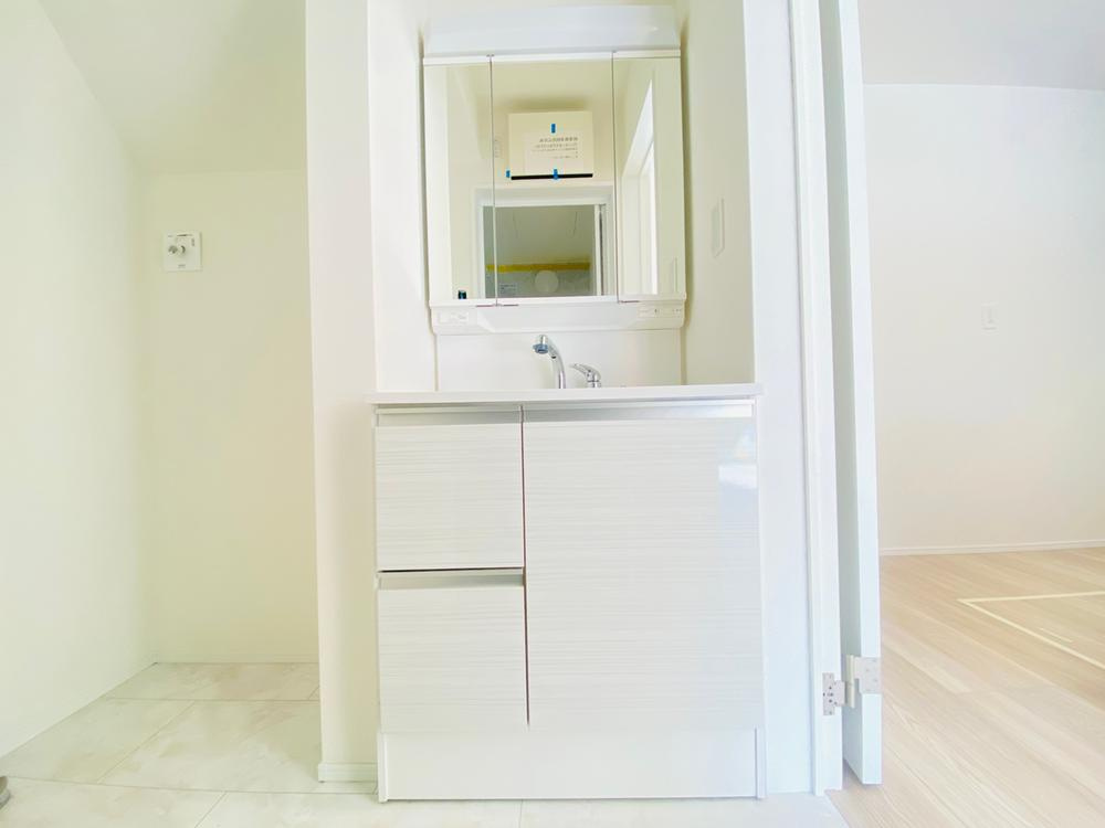 【Heartfull Town】小平鈴木町１丁目447番の洗面所|三面鏡の洗面化粧台は鏡の裏に化粧品やドライヤーを収納することができます。洗面所周りが綺麗に保つことが出来ます！