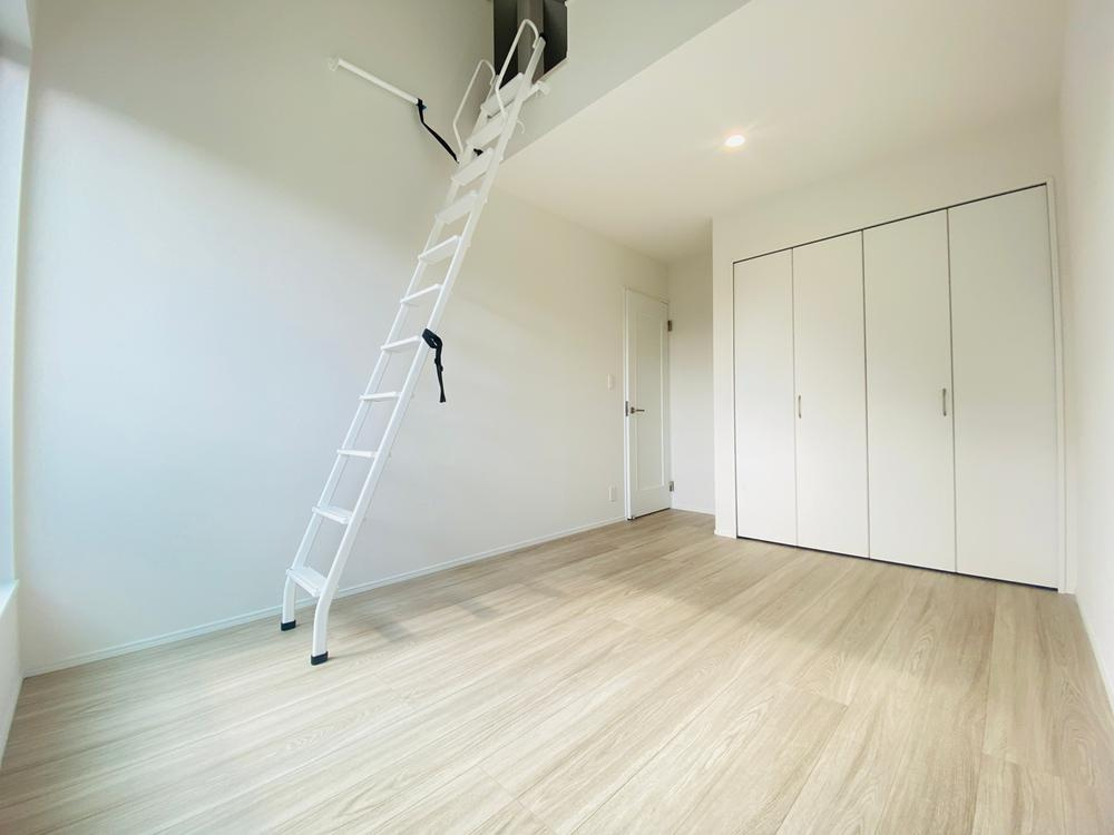 【Heartfull Town】小平鈴木町１丁目447番の洋室|洋室6.37帖にはロフトが付いており、季節物の収納にもぴったり。また、上部は吹抜けになっているので、開放感がございます。お子さまのお部屋にも良いですね♪