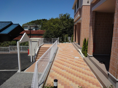 【エントランス】 | ウッドノート | 外観写真（昼）