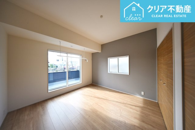 【洋室】 | 桐生市広沢町一丁目　ブルーミングガーデン　新築 | 2面採光の洋室は日当たりがよくあったか♪