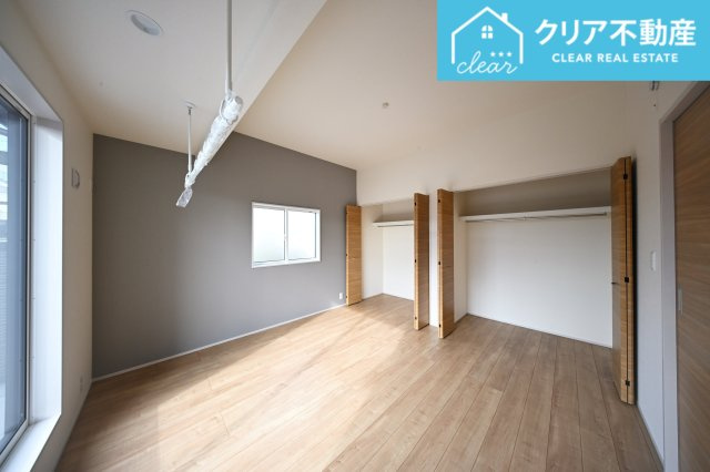 【洋室】 | 桐生市広沢町一丁目　ブルーミングガーデン　新築 | 日当たりのよい寝室は大容量のクローゼット付き！