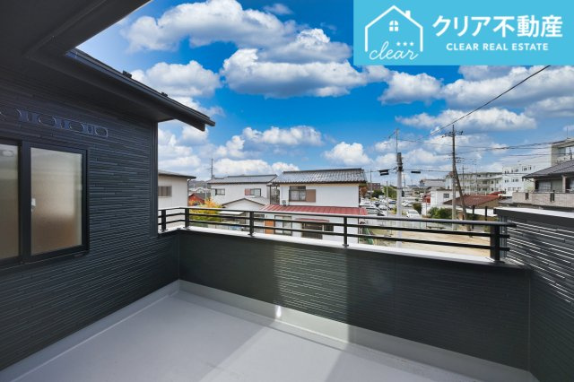 【バルコニー】 | 桐生市広沢町一丁目　ブルーミングガーデン　新築 | 屋根付きワイドバルコニーなので、急な雨の時も安心♪竿受けも設置済み！