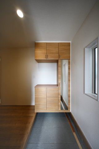 【玄関】 | 桐生市広沢町一丁目　ブルーミングガーデン　新築 | 大型のシューズボックスがあるので、家族全員の靴をしっかり収納！玄関スッキリ！