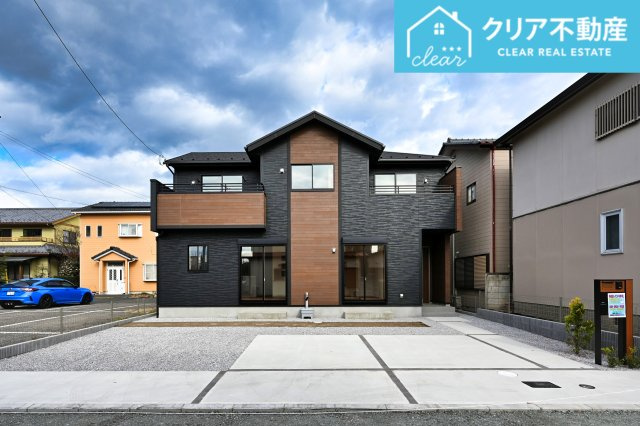 【外観】 | 桐生市広沢町一丁目　ブルーミングガーデン　新築 | 高級感のあるシックなエクステリア！
日当たり良好な立地です♪