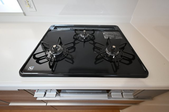 【設備】 | 桐生市広沢町一丁目　ブルーミングガーデン　新築 | 三口コンロで家事効率アップ！