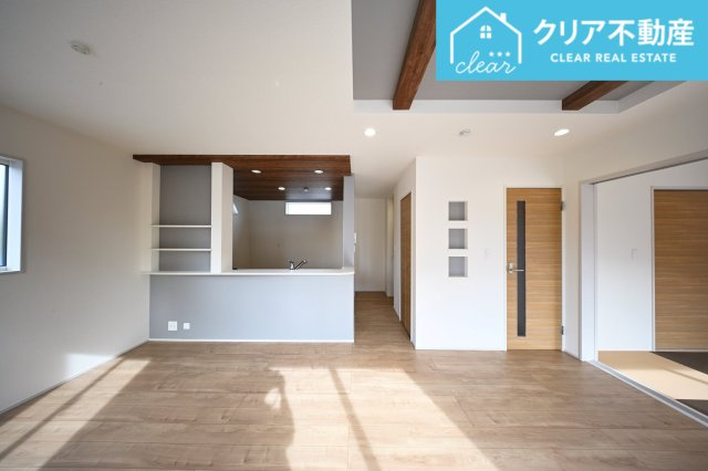 【居間・リビング】 | 桐生市広沢町一丁目　ブルーミングガーデン　新築 | 大型ＴＶも余裕で置けちゃう！ワイドなリビングで家族団らんの時間も増えそうですね♪