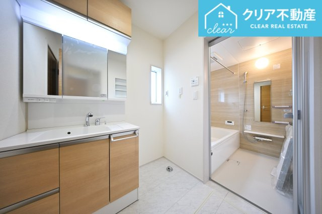 【独立洗面台】 | 桐生市広沢町一丁目　ブルーミングガーデン　新築 | 3面ミラーの後ろは収納スペースを完備。生活感のあるものは隠して、スッキリシンプルな洗面台に！