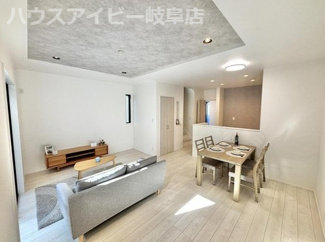 【居間・リビング】 | 岐阜市加納奥平町新築建売限定1邸！お車並列2台可能！2階に4部屋！広めのウォークインクローゼット♪ | 岐阜市加納奥平町新築建売限定1邸！お車並列2台可能！2階に4部屋！広めのウォークインクローゼット♪