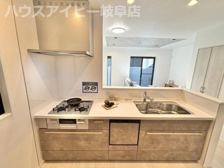 【キッチン】 | 岐阜市加納奥平町新築建売限定1邸！お車並列2台可能！2階に4部屋！広めのウォークインクローゼット♪ | 岐阜市加納奥平町新築建売限定1邸！お車並列2台可能！2階に4部屋！広めのウォークインクローゼット♪