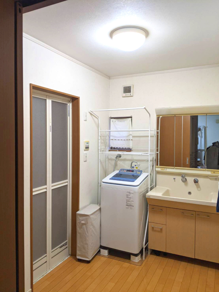 羽曳野市西浦５丁目戸建の洗面所|脱衣スペースもあります
