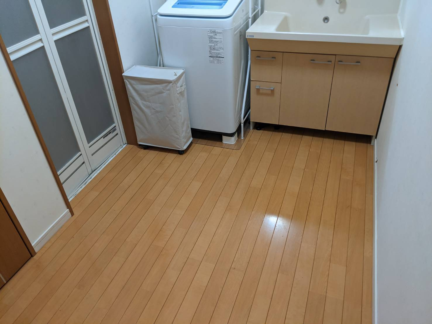 羽曳野市西浦５丁目戸建の洗面所|洗面の床はフローリングです。