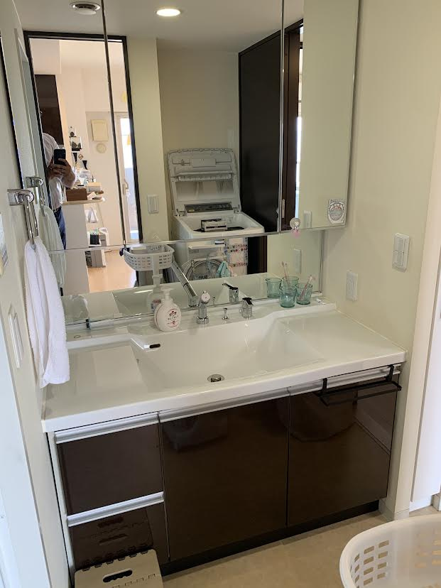 グレイスゲート八尾の独立洗面台|独立洗面台、小物を置くことができて便利です