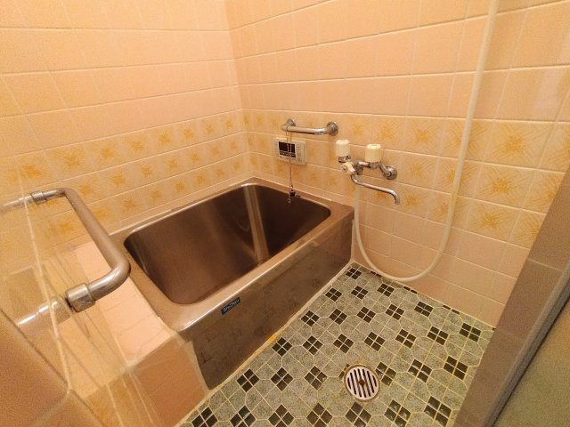 林寺４丁目中古テラスの浴室|タイル貼りの浴室です。