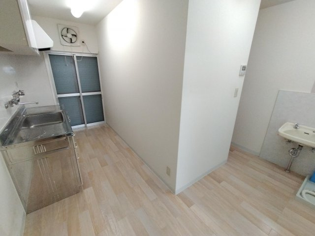 林寺４丁目中古テラスのキッチン|DK（約8.0帖）：コンパクトなダイニングキッチンです。