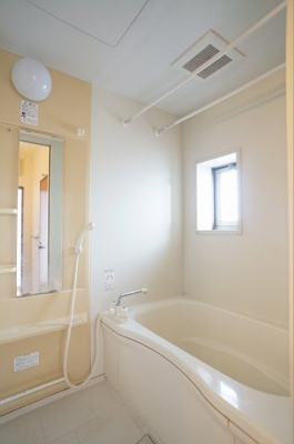 【浴室】 | メゾン・ド・ピエール　ShaMaison | 窓付き、追い焚き付きのバスルーム