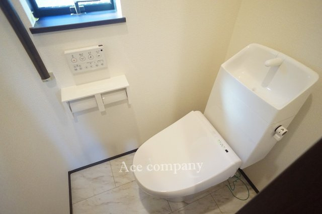【内観：施工例】 | 八尾市南本町6丁目 | 【同社による同仕様の施工例】トイレは1階と2階の2ヶ所に完備♪ともに同仕様のシャワートイレです☆