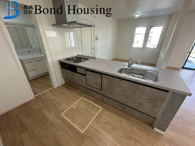 LDKは広々20帖超・お車3台中車可 春日台2丁目 限定1棟の居間・リビング