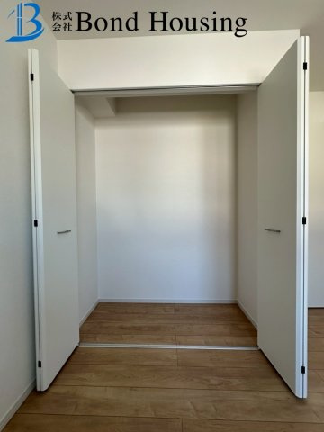 LDKは広々20帖超・お車3台中車可 春日台2丁目 限定1棟の居間・リビング