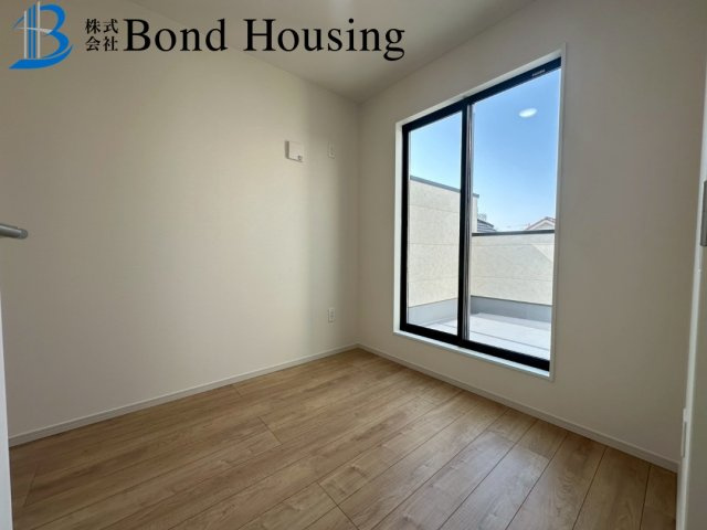 LDKは広々20帖超・お車3台中車可 春日台2丁目 限定1棟の洋室