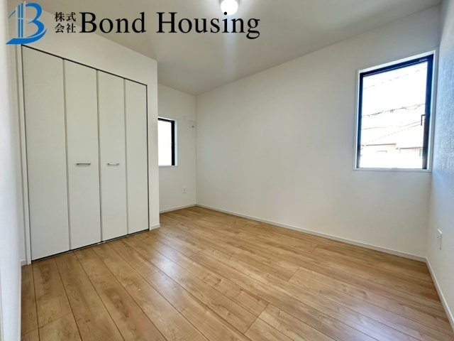 LDKは広々20帖超・お車3台中車可 春日台2丁目 限定1棟の前面道路含む現地写真