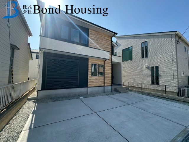 LDKは広々20帖超・お車3台中車可 春日台2丁目 限定1棟の駐車場