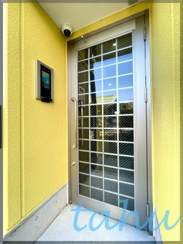 杉並区堀ノ内２丁目のアパートのエントランス