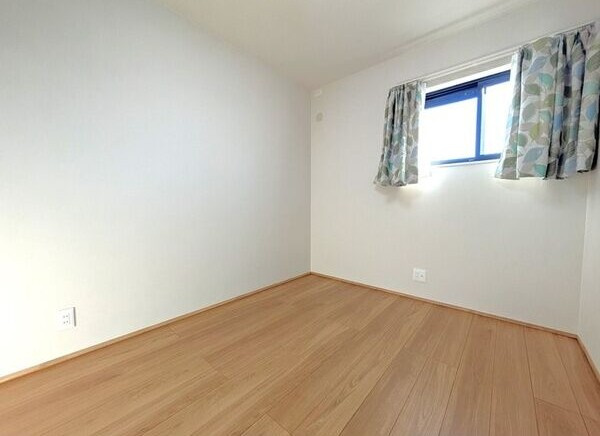 大坂町戸建の洋室