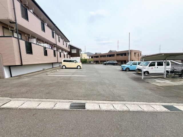 ウイング大根の駐車場