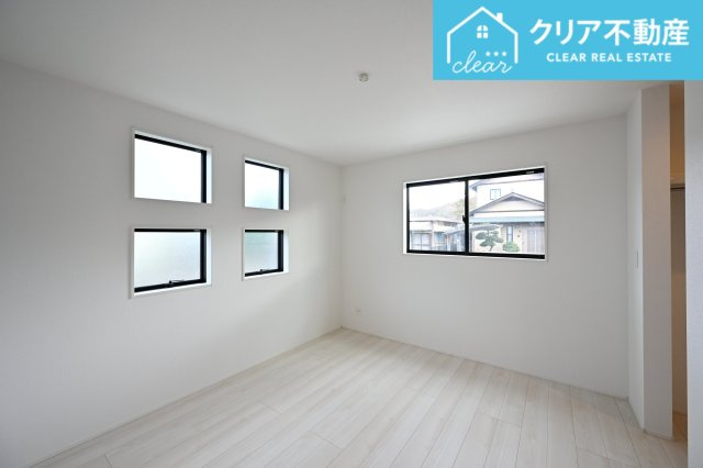 【洋室】 | 桐生市東2期　グラファーレ　平屋新築 | 2面採光の洋室は日当たりがよくあったか♪