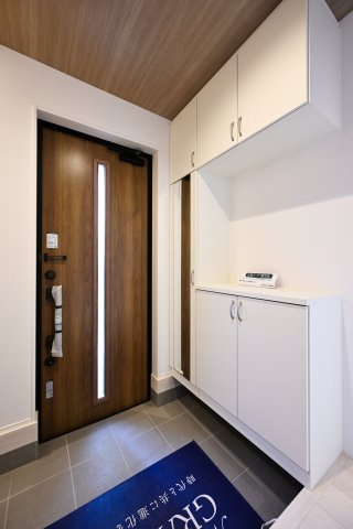 【玄関】 | 桐生市東2期　グラファーレ　平屋新築 | 大型のシューズボックスがあるので、家族全員の靴をしっかり収納！玄関スッキリ！