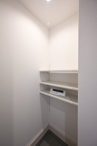 【玄関】 | 桐生市東2期　グラファーレ　平屋新築 | シューズインクロークは土間空間でベビーカーやアウトドア用品の収納にもピッタリ！