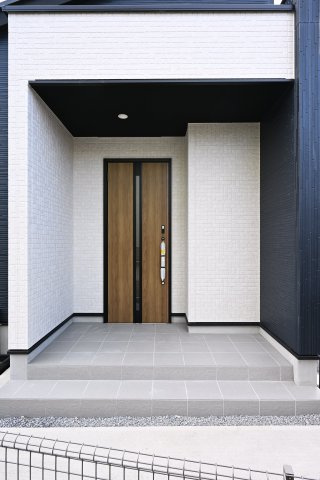【玄関】 | 桐生市東2期　グラファーレ　平屋新築 | 玄関はディンプルキー＆ダブルロックドア採用で防犯対策もバッチリです！