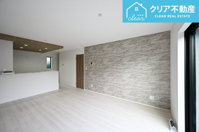 【居間・リビング】 | 桐生市東2期　グラファーレ　平屋新築 | 大型ＴＶも余裕で置けちゃう！ワイドなリビングで家族団らんの時間も増えそうですね♪