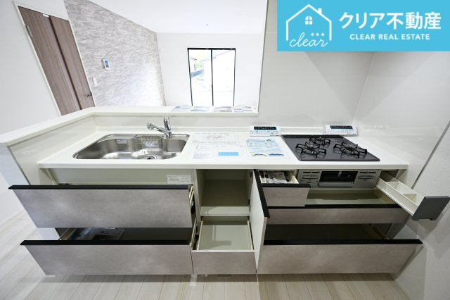 【キッチン】 | 桐生市東2期　グラファーレ　平屋新築 | スライド収納付きシステムキッチン。パスタ鍋や圧力鍋の出し入れもスムーズ！