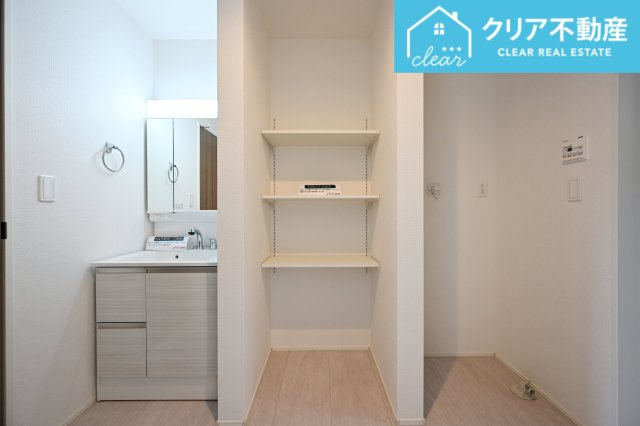 【独立洗面台】 | 桐生市東2期　グラファーレ　平屋新築 | 3面ミラーの後ろは収納スペースを完備。生活感のあるものは隠して、スッキリシンプルな洗面台に！