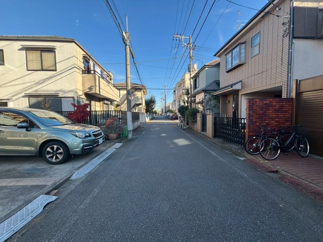 杉並区南荻窪2丁目　中古戸建の前面道路含む現地写真|現地写真（2025.11.24撮影）

現地ご見学希望・資料請求などお気軽にお問い合わせ下さい！
03-5990-5201