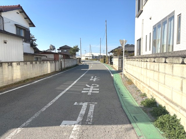 神川町大字関口　中古3500の前面道路含む現地写真