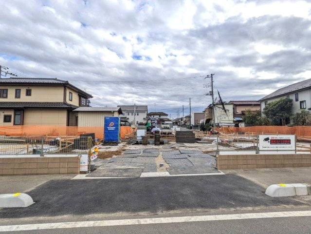 日高市四本木1丁目3期全5棟　新築戸建の前面道路含む現地写真