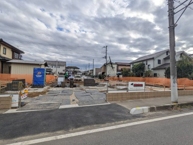 日高市四本木1丁目3期全5棟　新築戸建の前面道路含む現地写真