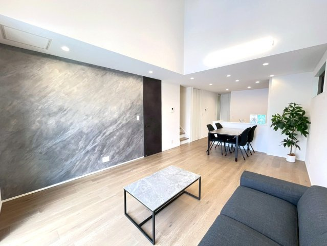 葵区羽鳥４丁目１期全３棟の居間・リビング|リビングに一面nattokuオリジナルのイタリヤ製漆喰壁を施工しました！