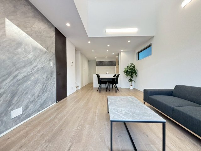 葵区羽鳥４丁目１期全３棟の居間・リビング