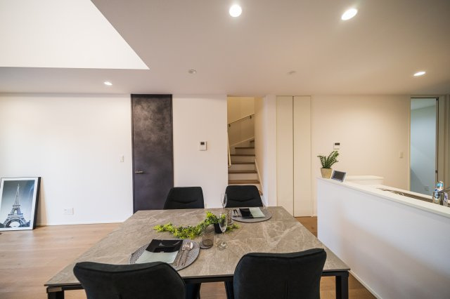 葵区エリア！ 小中学校まで近い好立地の新築分譲住宅の玄関|nattokuオリジナル商品「N コート」を採用。落ち着く空間となっています。